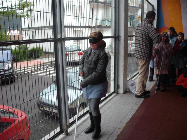 Caminamos a ciegas con el bastón.