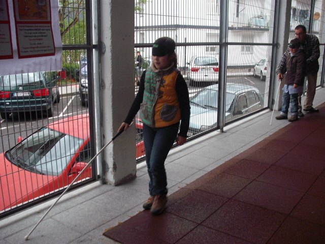 Caminamos a ciegas con el bastón.