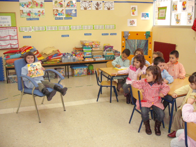 El aula de 4 años disfrutando de los cuentos