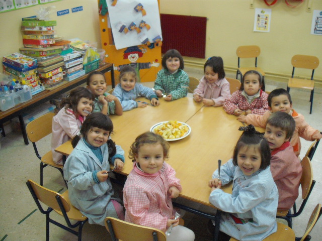 Degustación de frtuas en la clase de 4 años
