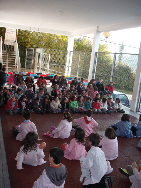 Los alumn@s de 3º interpretan el anuncio ante el resto de alumnado