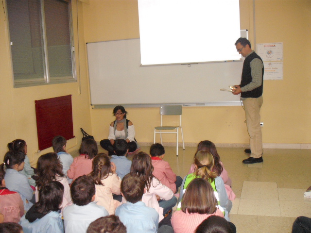 Escuchando las explicaciones de Juanjo y de Conchi.