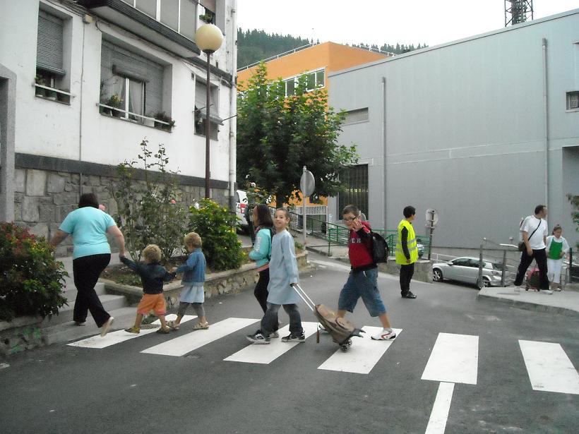 Cruzando por el paso cebra. Cruzando por el paso cebra.