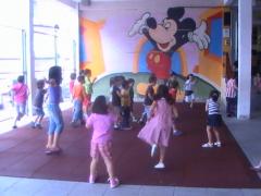 Los peques jugando en el patio