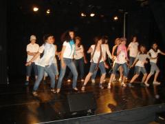 El alumnado de 6º bailando