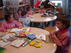 Los niñ@s de 3 años disfrutan en la biblioteca