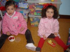 Los niñ@s de 2 y 3años comiendo fruta