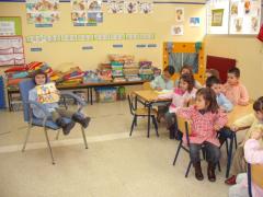El aula de 4 años disfrutando de los cuentos