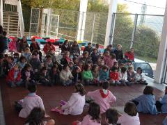 Los alumn@s de 3º interpretan el anuncio ante el resto de alumnado