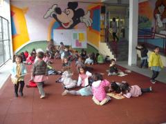 Los alumn@s de 4, 5 y 6 años disfrutando de los cuentos