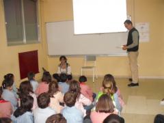 Escuchando las explicaciones de Juanjo y de Conchi.