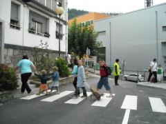 Cruzando por el paso cebra.