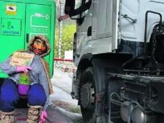 Conversando con un camionero.